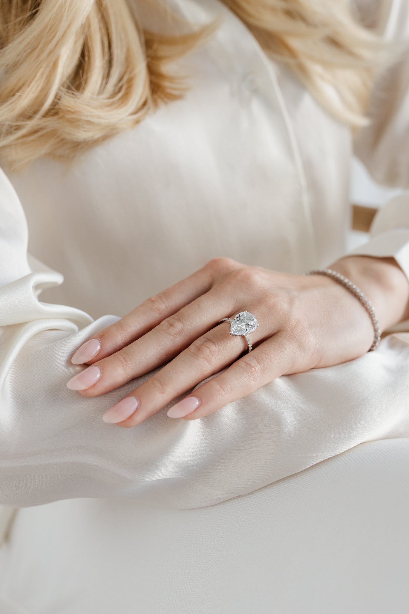 Pisara solitaire kihlasormus sivukivillä - platinaa